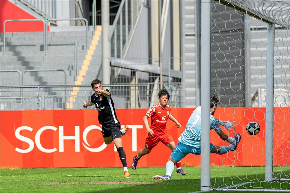 Kopfball an den Pfosten von Mert Tasdelen.