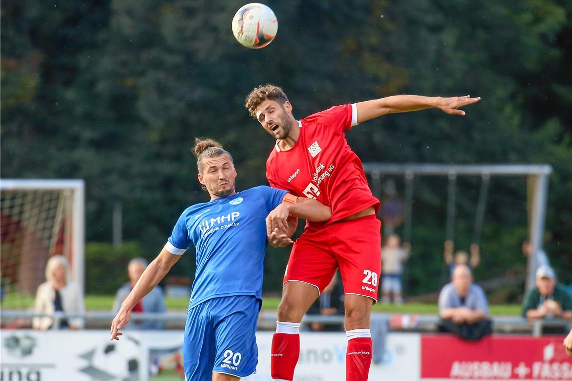 Kopfball- und zweikampfstark: Innenverteidiger Marc Bitzer (rechts), der nun für ein weiteres Jahr bei der TSG unterschrieben hat. Foto: A. Becher