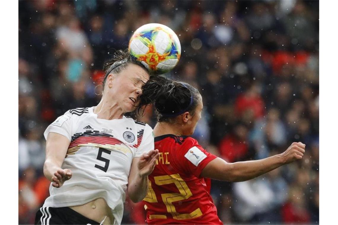 Riesenerleichterung: DFB-Frauen besiegen auch Spanien Kopfballduell zwischen Deutschlands Marina Hegering (l) und der Spanierin Nahikari Garcia. Foto: Michel Spingler/AP