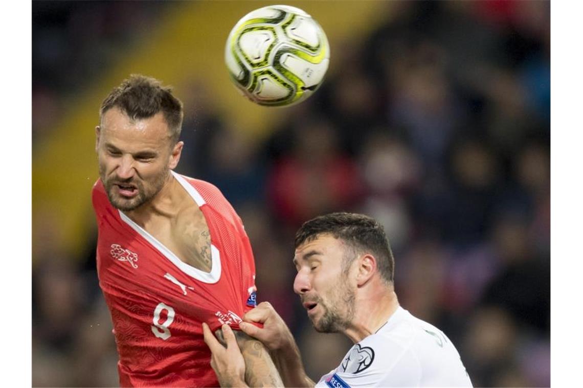 Spaniens Last-Minute-Jubel: EM-Qualifikation geschafft Kopfballduell zwischen Haris Seferovic (l) aus der Schweiz und dem Iren Enda Stevens. Foto: Laurent Gillieron/KEYSTONE/dpa