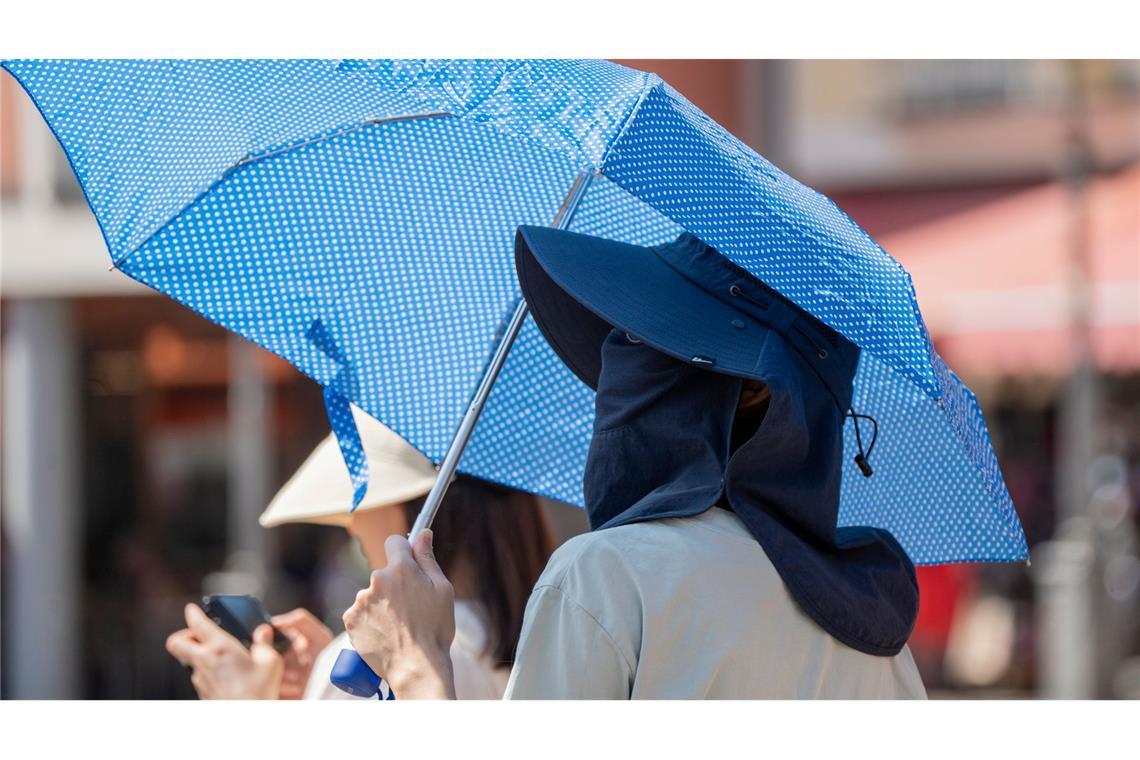 Kopfbedeckung, Sonnenschutz und Co. - in diesen Tagen gefragte Begleiter.