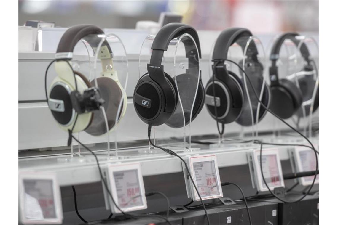 Digital-Branche erholt sich schnell vom Corona-Schock Kopfhörer in einem der Elektromarkt. Die Digitalwirtschaft in Deutschland hat sich von den negativen Folgen der Corona-Pandemie schneller erholt als die deutsche Wirtschaft insgesamt. Foto: Armin Weigel/dpa