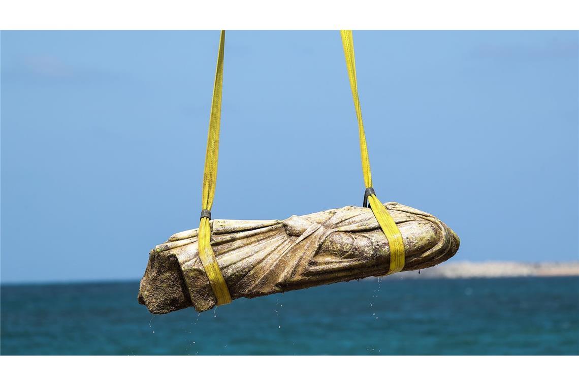 Ägypten birgt antike Statuen aus dem Mittelmeer Kopflose Statue aus dem Mittelmeer. Ägypten setzt auf Kulturtourismus und vermarktet antike Funde bei Presseterminen.