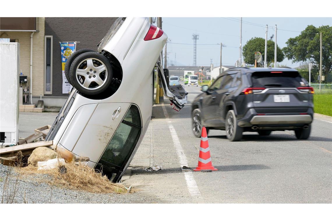 Kopfüber - Auto steckt nach starkem regen fest