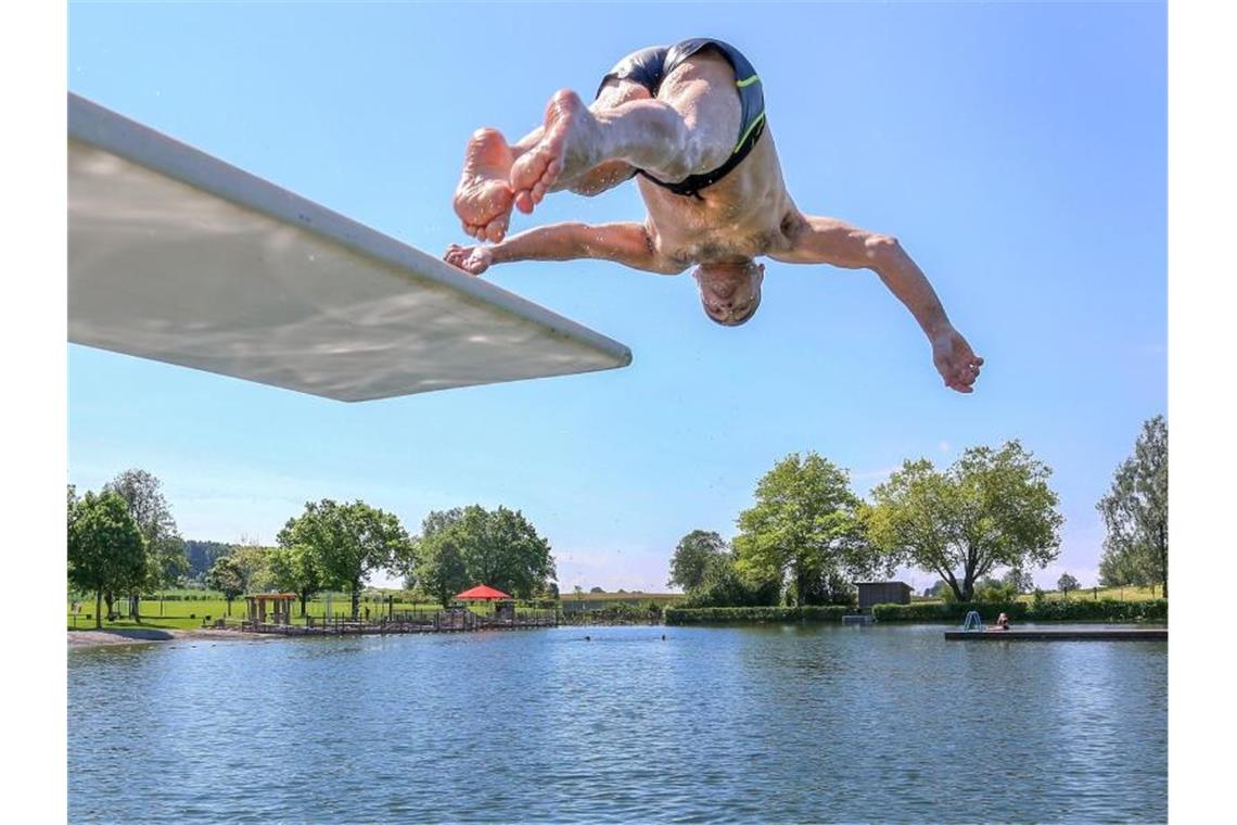 Hitzewarnung für den Osten - Waldbrände in Brandenburg Kopfüber ins kühle Nass: Bei Temperaturen von über 30 Grad suchen viele Abkühlung in Badeseen oder Schwimmbädern. Foto: Thomas Warnack