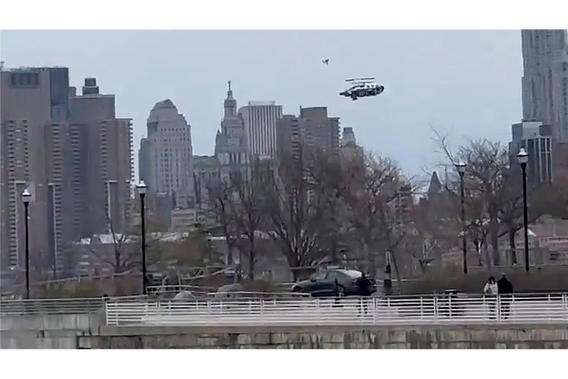 Bilder des Tages Kopfüber stürzt ein Hubschrauber in den Hudson River in New York, sechs Menschen sterben bei dem Unglück.