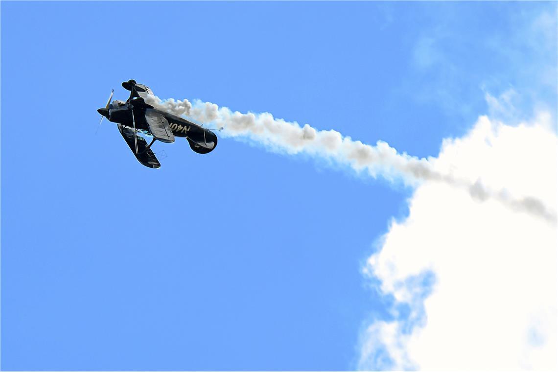 Kopfüber über den Wolken.  Beeindruckende Flugshows begeistern die Besucher. Flu...