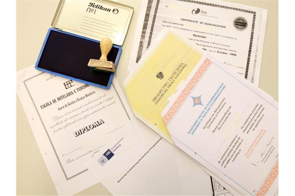 Kopien ausländischer Zeugnisse und Ausbildungsnachweise: Menschen mit Migrationshintergrund sind häufiger ohne Job. Foto: Ulrich Perrey