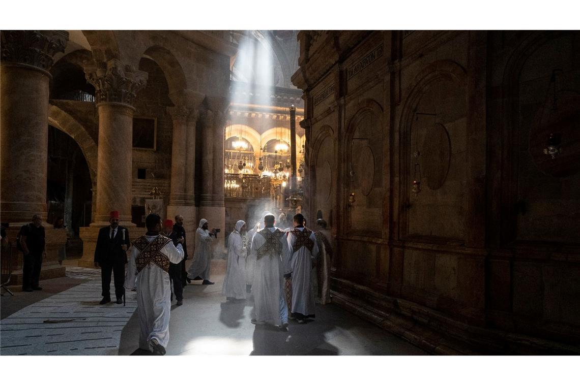 Koptische Priester nehmen an der Palmsonntagsprozession an der Grabeskirche in Jerusalem teil.