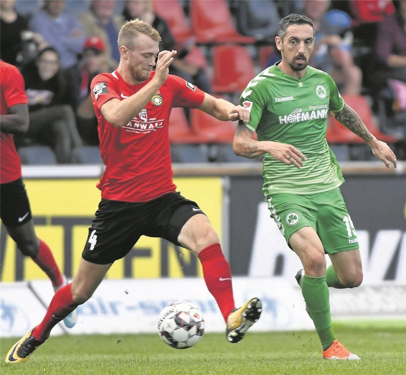 Korbinian Burger (links im Zweikampf mit Fürths Roberto Hilbert) gewann mit der SG Sonnenhof Großaspach das erste Turnierspiel knapp.Foto: Imago