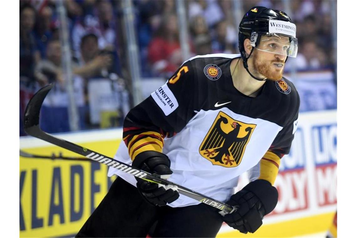 Adler Mannheim starten Saisonvorbereitung mit großen Zielen Korbinian Holzer im Einsatz für die Deutsche Eishockeynationalmannschaft. Foto: Monika Skolimowska/dpa-Zentralbild/dpa/Archivbild