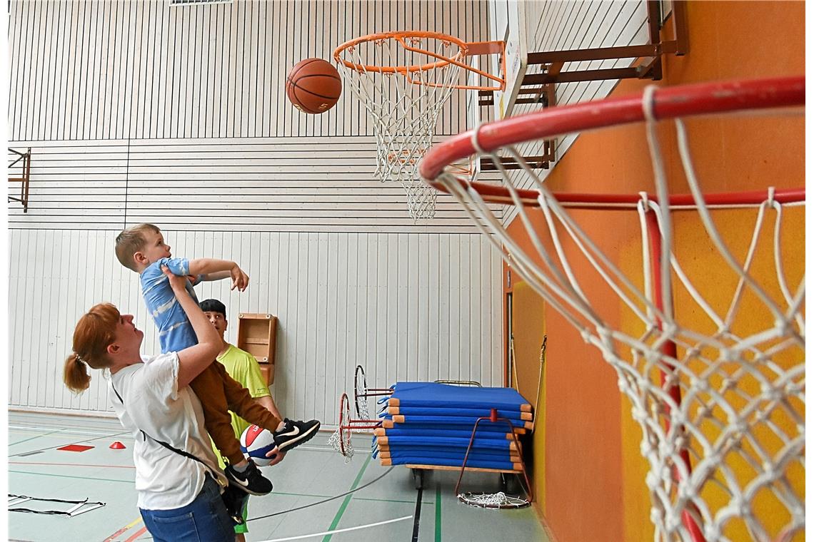 Korbjägerinnen und Korbjäger in der Mörikehalle