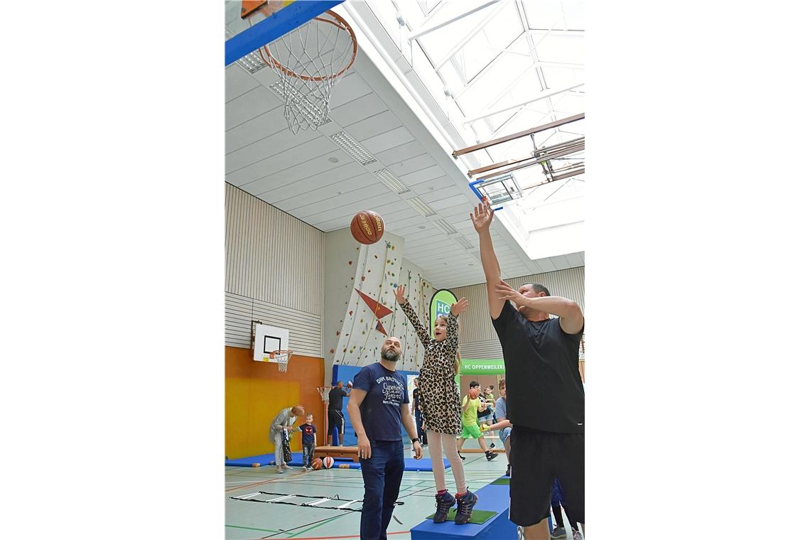 Korbjägerinnen und Korbjäger in der Mörikehalle