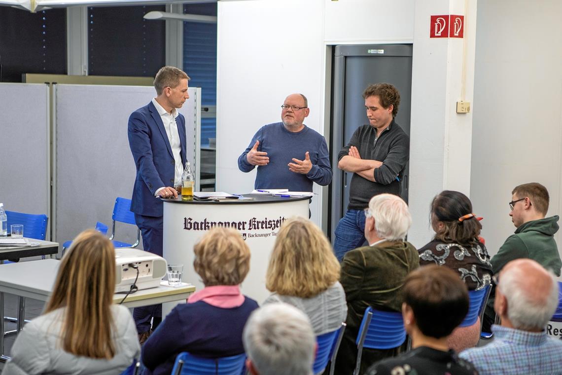 Kornelius Fritz, Armin Fechter und Steffen Grün diskutieren mit den Lesern.