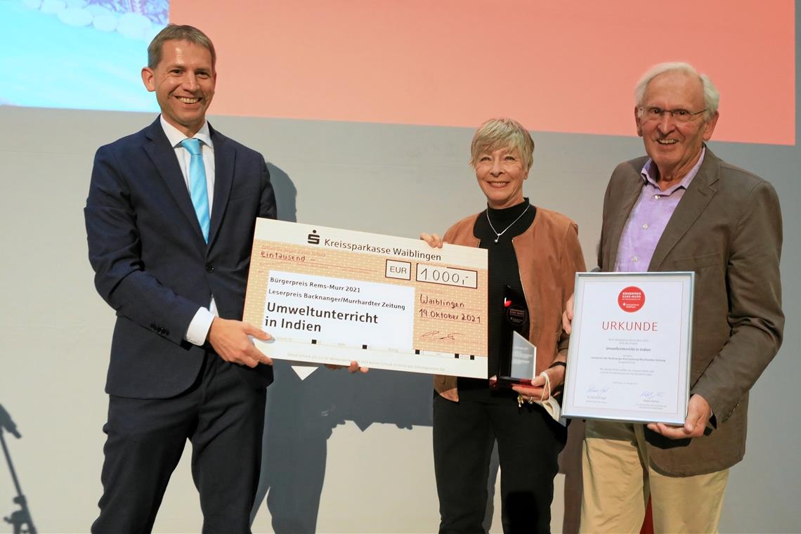 Kornelius Fritz, Redaktionsleiter der Lokalredaktion der Backnanger Kreiszeitung und der Murrhardter Zeitung, übergibt den mit 1000 Euro dotierten Leserpreis an Marianne Frank-Mast und Walter Mast aus Althütte. Fotos: G. Habermann