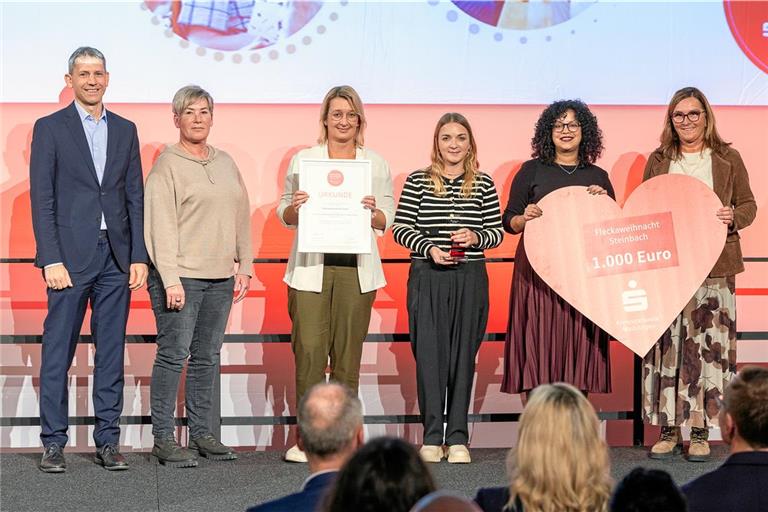 Kornelius Fritz (von links), Redaktionsleiter der Backnanger Kreiszeitung, hat den Preis an die Fleckaweihnacht-Organisatorinnen Michaela Maier, Mirjam Rienth, Olga Tseros, Nadieka Fegert und Birgit Hofmaier. Foto: Alexander Becher