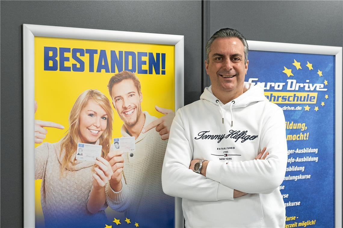 Kostas Tsifoutis verweist auf die gestiegenen Betriebskosten. Sie sind der Grund für die hohen Führerscheinpreise. Foto: Alexander Becher