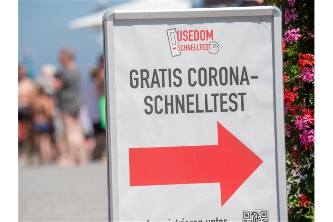 Grüne wollen Gratis-Coronatests beibehalten Kosten Corona-Schnelltests bald etwas? Die Grünen finden die Pläne unfair. Foto: Stefan Sauer/dpa