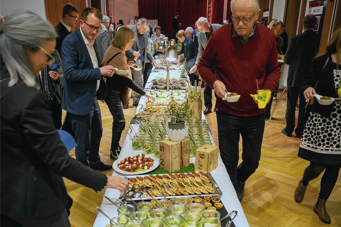 Kostenlos schlemmen beim städtischen Neujahrsempfang – damit könnte es bald vorbei sein. Die Stadt will das Catering im Bürgerhaus reduzieren. Archivfoto: Alexander Becher