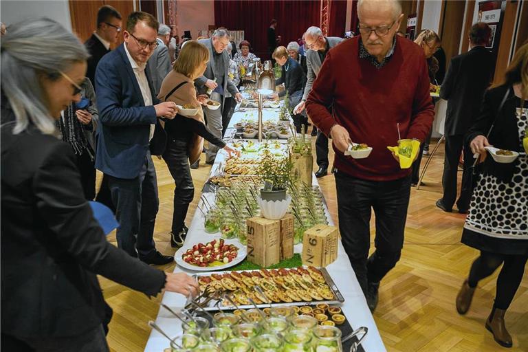 Kostenlos schlemmen beim städtischen Neujahrsempfang – damit könnte es bald vorbei sein. Die Stadt will das Catering im Bürgerhaus reduzieren. Archivfoto: Alexander Becher