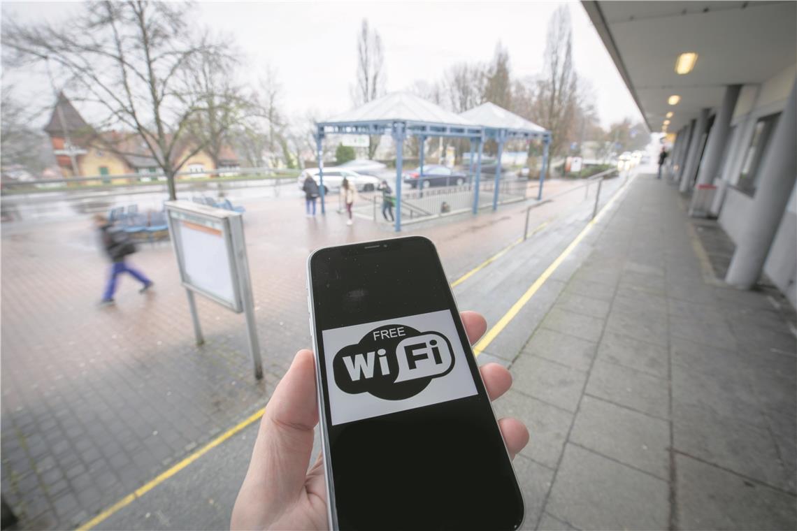 Kostenloses Surfen auf dem Bahnhofsvorplatz in Backnang bleibt ein Traum. Der Gemeinderat hat seine Pläne auf Eis gelegt. Foto: A. Becher