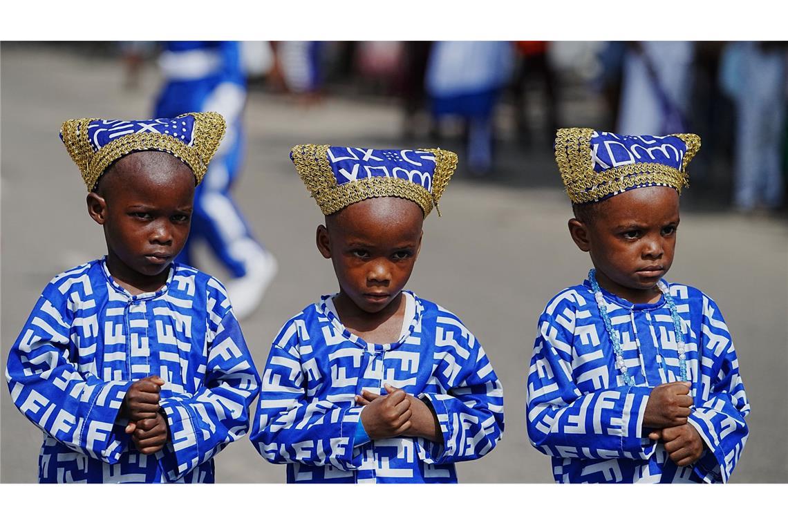 Kostümierte Kinder treten während des Fanti-Karnevals in Nigeria auf.