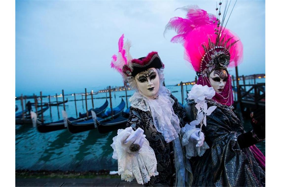 Venedig startet hybrid in den Karneval Kostümierte Menschen feiern Karneval in Venedig - in diesem Jahr hybrid. Foto: Jin Yu/XinHua/dpa/Archiv