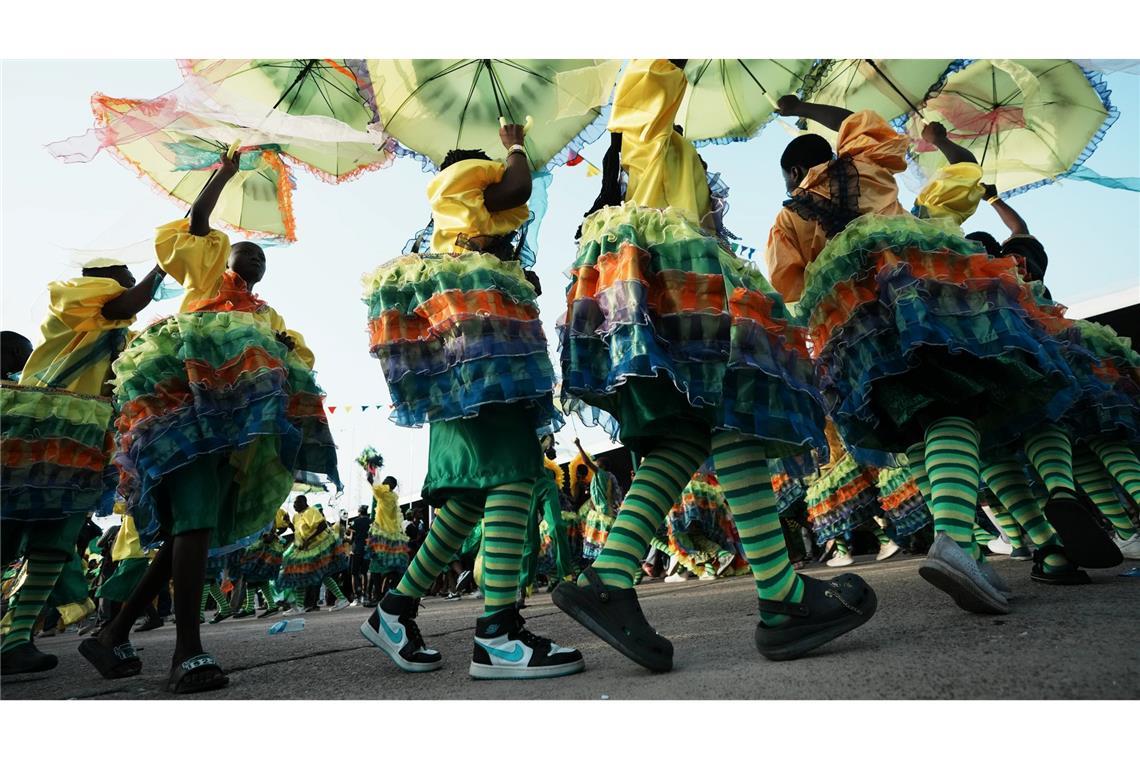 Kostümierte Menschen treten während des Fanti-Karnevals in Lagos, Nigeria, auf.