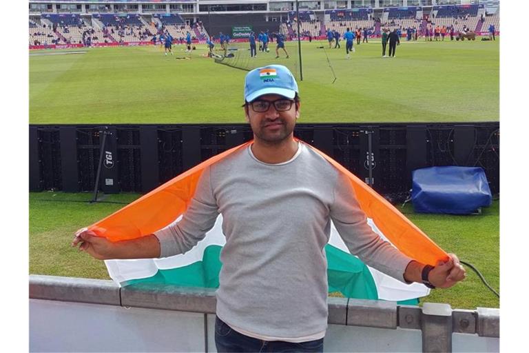 Kovid Kapoor mit indischer Flagge. Foto: Privat/Kovid Kapoor/dpa