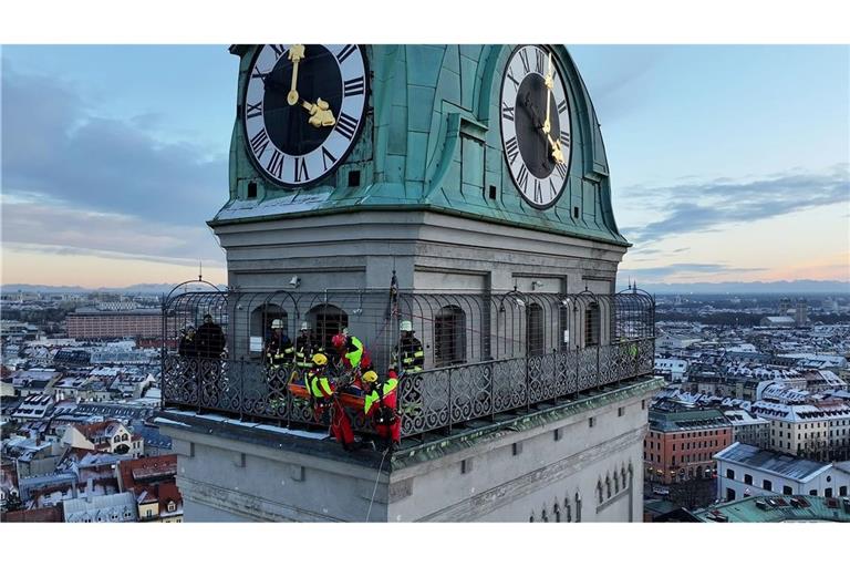 Kräfte der Berufsfeuerwehr München sind am Turm der Kirche St. Peter im Einsatz.