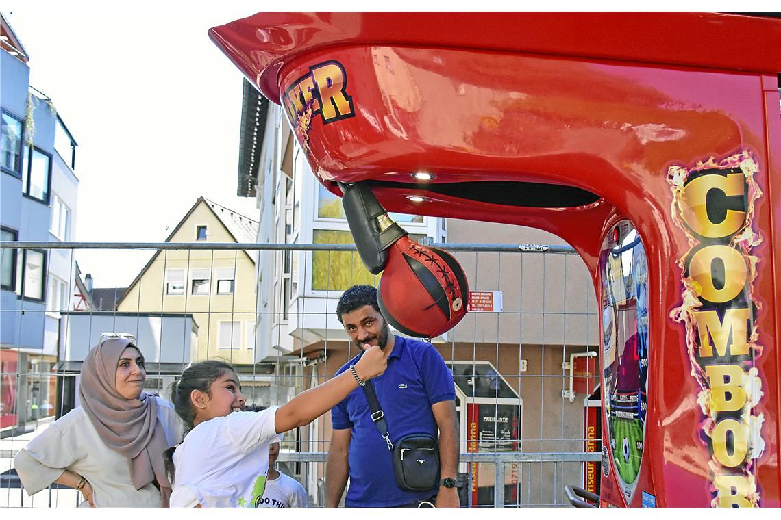 Kräftig draufhauen am Boxautomat. Straßenfest 2025  in Backnang. Bilder vom Sonn...