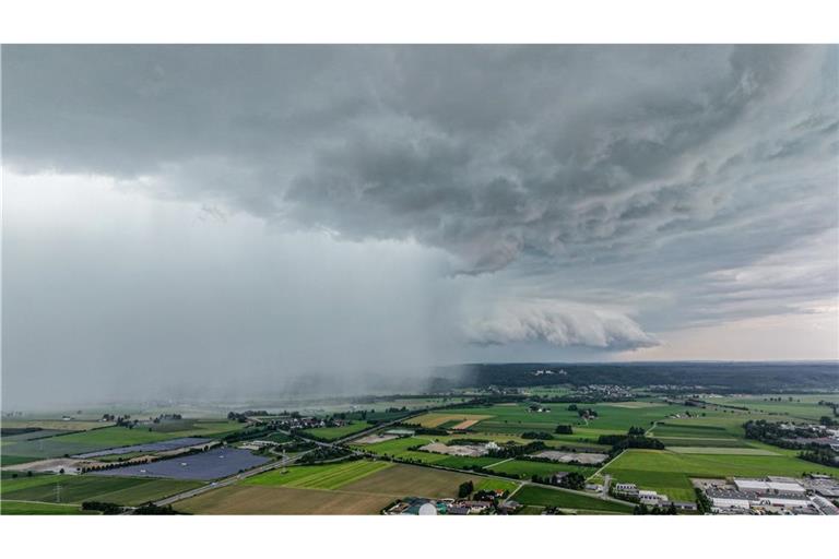 Kräftige Schauer könnte es am Montag im Südwesten geben.