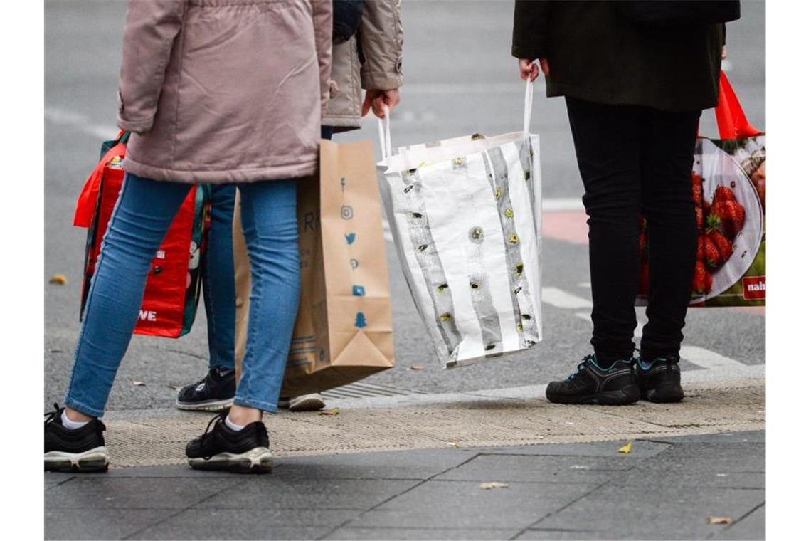 Umsätze im Einzelhandel steigen kräftig Kräftige Umsatzanstiege verhelfen dem Einzelhandel in Deutschland weiter aus der Corona-Krise. Foto: Jens Kalaene/dpa-Zentralbild/dpa
