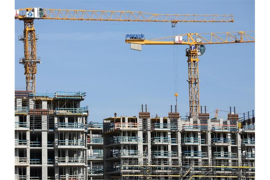 Mehr Neubauwohnungen genehmigt Kräne stehen auf einer Baustelle für Wohnhäuser. Foto: Christian Charisius/dpa/Archivbild