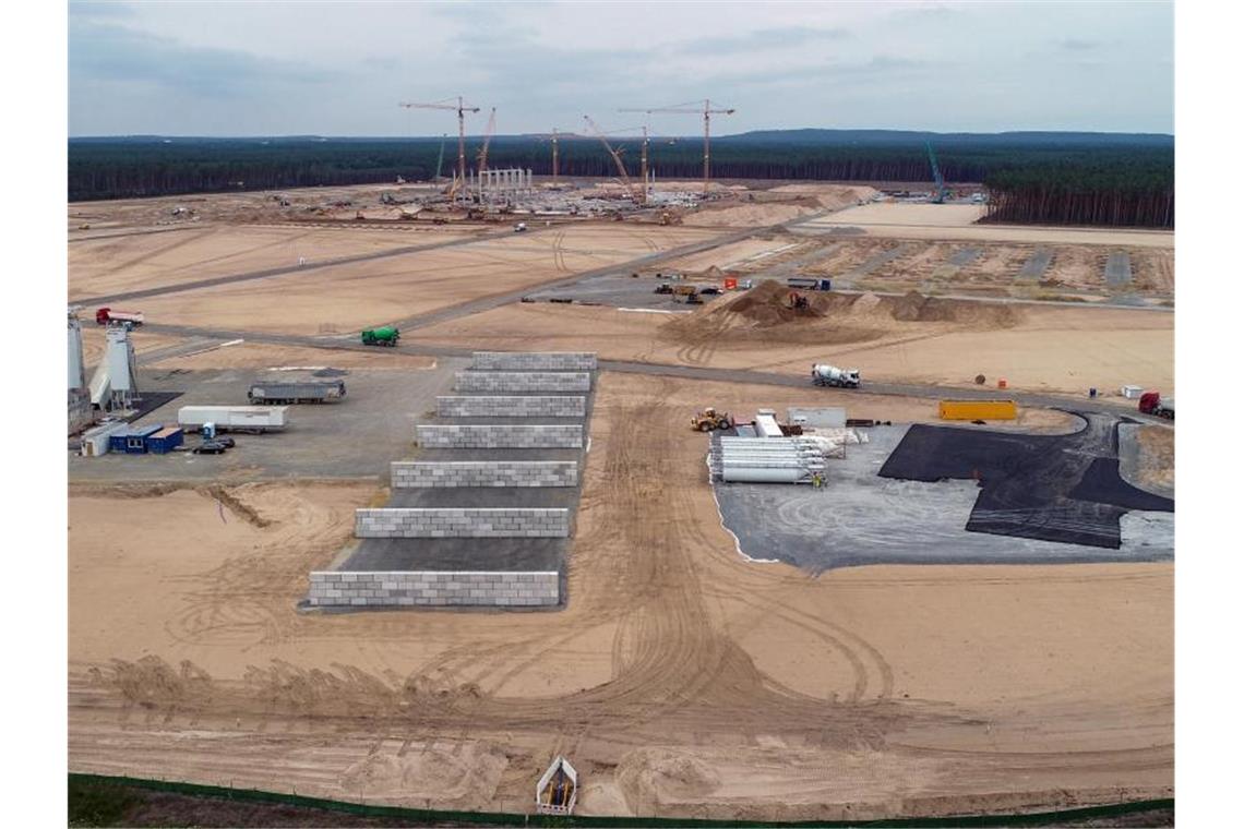 Kräne und erste Pfeiler für die künftigen Tesla Giga-Factory sind auf dem Baugelände zu sehen. Foto: Patrick Pleul/dpa-Zentralbild/ZB