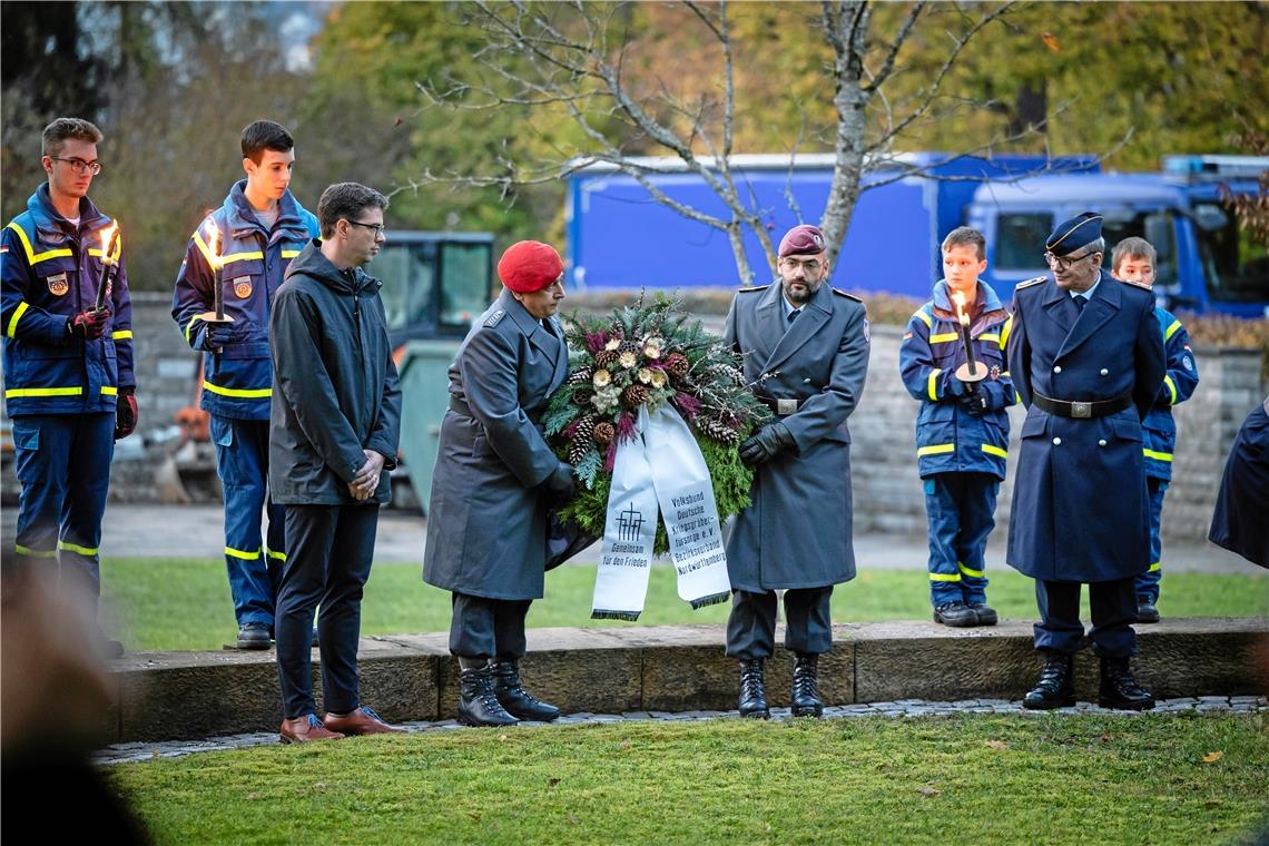 Kränze werden zum Gedenken an die Verstorbenen niedergelegt.