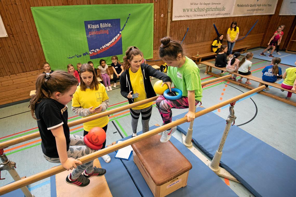 Mini-Cup-Jubiläum wird mit Verspätung gewürdigt Kraft und Beweglichkeit sind zwei Punkte, die beim Mini-Cup der TSG-Turner an manchen Stationen gefragt sind. Archivfoto: Alexander Becher
