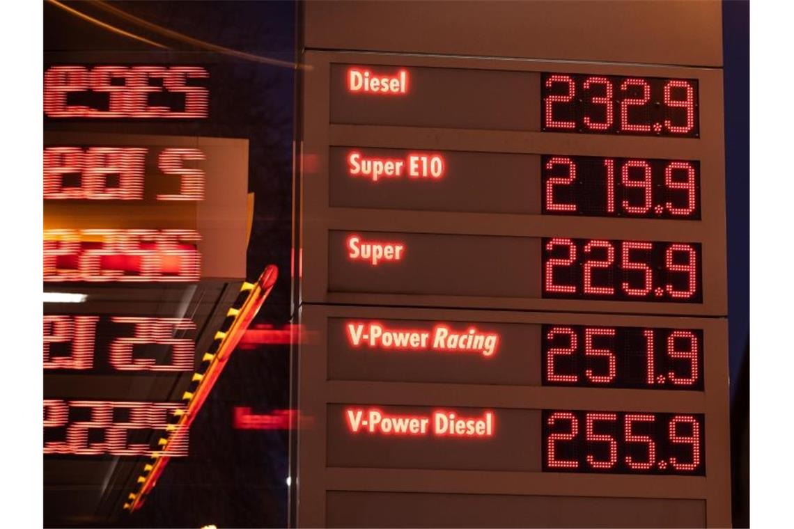 Kraftstoffpreise an einer Tankstelle in Göttingen am Mittwochmorgen. Foto: Swen Pförtner/dpa