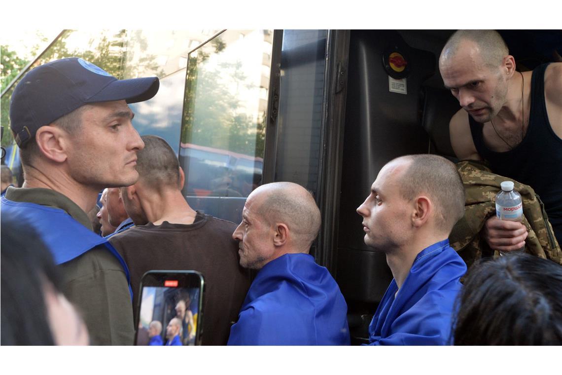 UN: Folter in russisch besetzten Gebieten der Ukraine krainer, die im Rahmen der ersten Phase des Gefangenenaustauschs freigelassen wurden, verlassen am 23.05.2025 einen Bus. (Archivbild)
