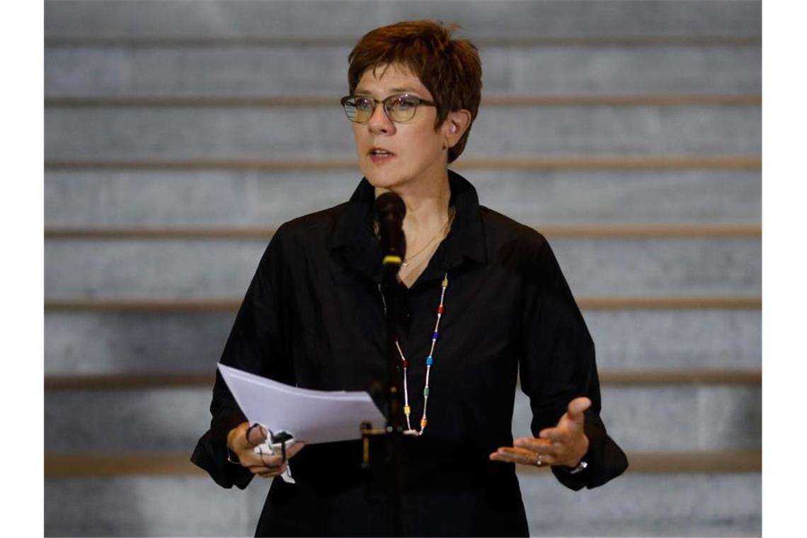 Kramp-Karrenbauer erwartet von jedem der Kandidaten, „dass er, wenn er nicht gewinnen sollte, mit den beiden anderen zusammenarbeitet“. Foto: Markus Schreiber/Pool AP/dpa