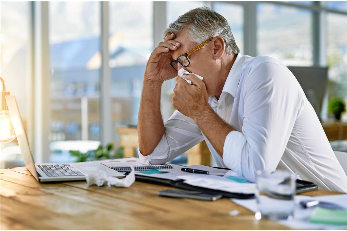 Rückkehr zu Karenztagen ist umstritten Krank am Arbeitsplatz zu erscheinen ist für alle Beteiligten ein Risiko. Symbolfoto: Adobe Stock/peopleimages.com