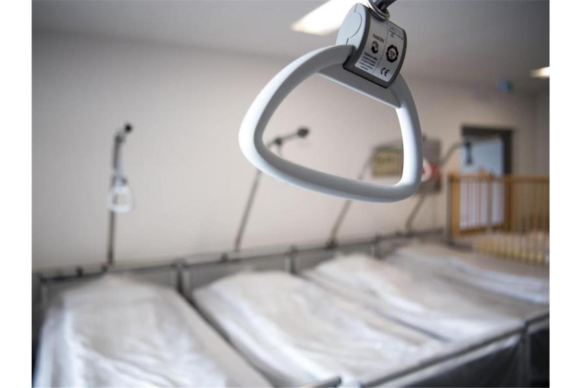 Patienten-Besuch: Lenkungsgruppe beschließt Lockerungen Krankenhausbetten stehen auf dem Flur einer Klinik. Foto: Fabian Sommer/dpa/Symbolbild
