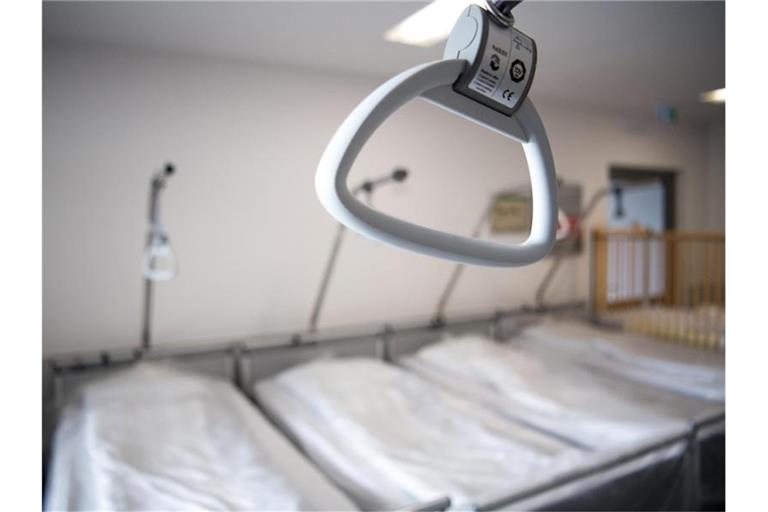 Krankenhausbetten stehen auf dem Flur einer Klinik. Foto: Fabian Sommer/dpa/Symbolbild