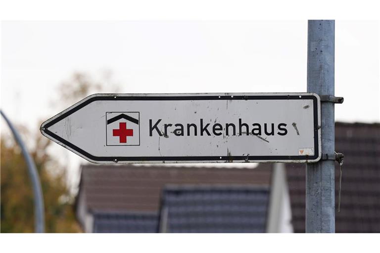 Krankenkassen warnen vor weniger strengen Standards für die Kliniken. (Symbolbild)