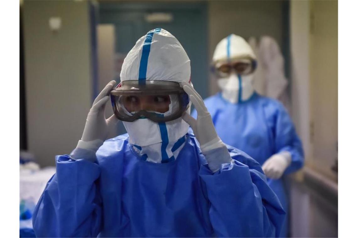 Krankenschwestern im Ditan-Krankenhaus in Peking. An der neuen Lungenkrankheit sind in Festland-China mittlerweile mehr Menschen gestorben als an der Sars-Pandemie vor 17 Jahren. Foto: Peng Ziyang/XinHua/dpa