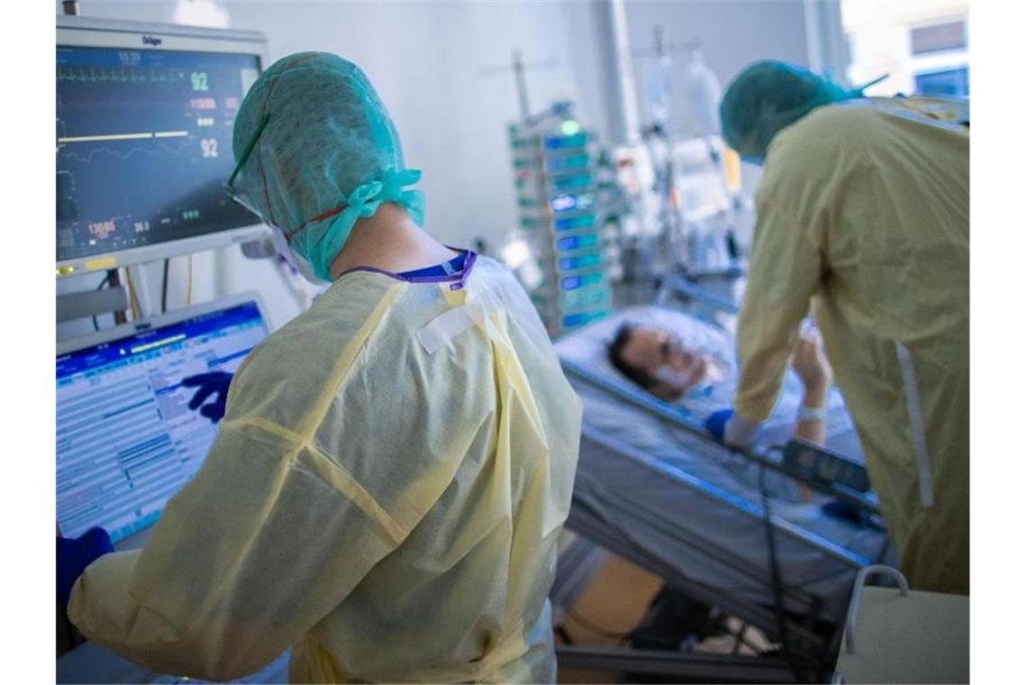 Krankenschwestern und Pflegekräfte arbeiten im besonders geschützten Teil der Intensivstation des Universitätsklinikums Greifswald mit Corona-Patienten. Foto: Jens Büttner/dpa-Zentralbild/dpa