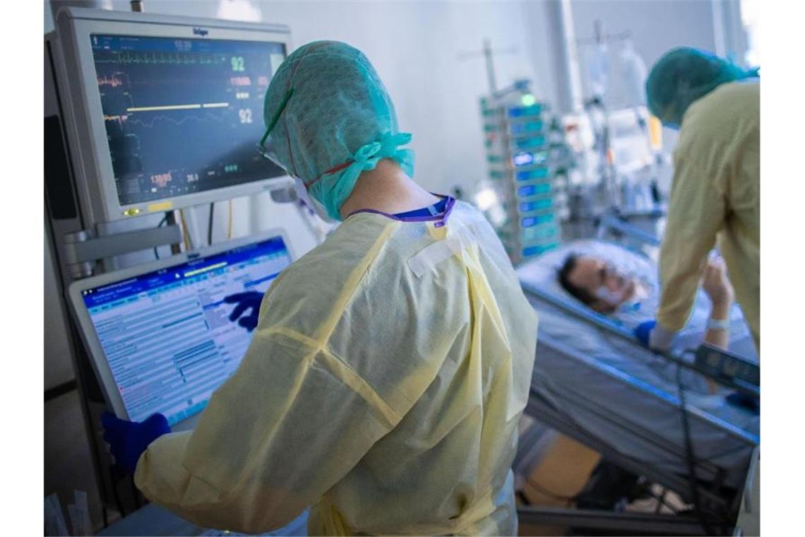 Krankenschwestern und Pflegekräfte arbeiten im besonders geschützten Teil der Intensivstation des Universitätsklinikums Greifswald. Foto: Jens Büttner/dpa-Zentralbild/dpa