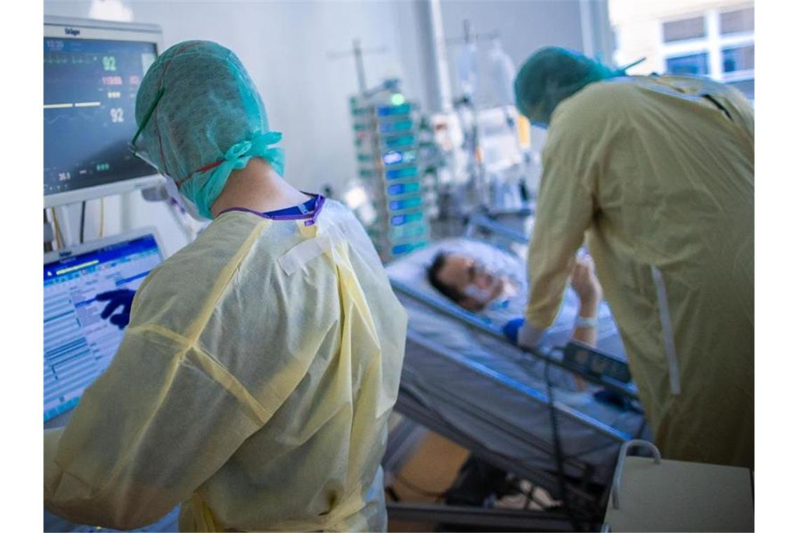 Appell von Ärzten: „Bleiben Sie über Ostern zu Hause“ Krankenschwestern und Pflegekräfte arbeiten in einer Intensivstation mit Corona-Patienten. Foto: Jens Büttner/dpa-Zentralbild/dpa/Archivbild