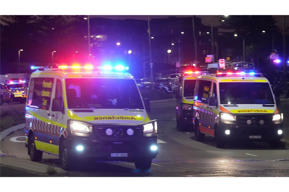 Krankenwagen fahren am Bondi Beach nach einem Zwischenfall in Sydney.