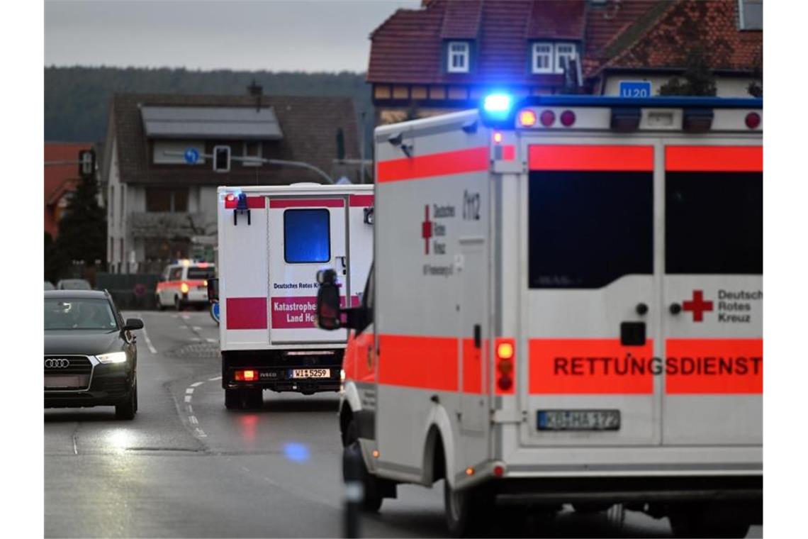 Krankenwagen fahren durch Volkmarsen, wo ein Auto in einen Rosenmontagsumzug gefahren war und Dutzende Menschen verletzt hatte. Foto: Uwe Zucchi/dpa